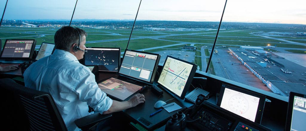 Come si diventa controllori di volo: stipendi e requisiti