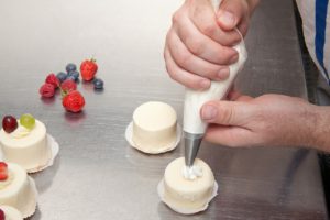 lavorare con il cibo pasticcere