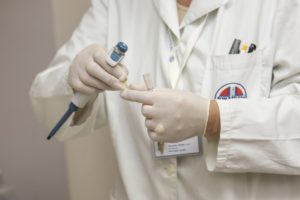 professioni sanitarie senza laurea, immagine di un assistente medico sanitario al lavoro