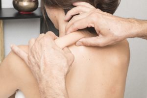 Professioni sanitarie senza laurea: il massofisioterapista. Immagine d'esempio del lavoro di massofisioterapista