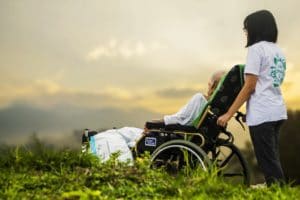 Professioni sanitarie senza laurea: come diventare operatore socio-sanitario