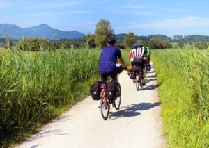 cicloturismo e bike economy: immagine di persone in viaggio in bicicletta